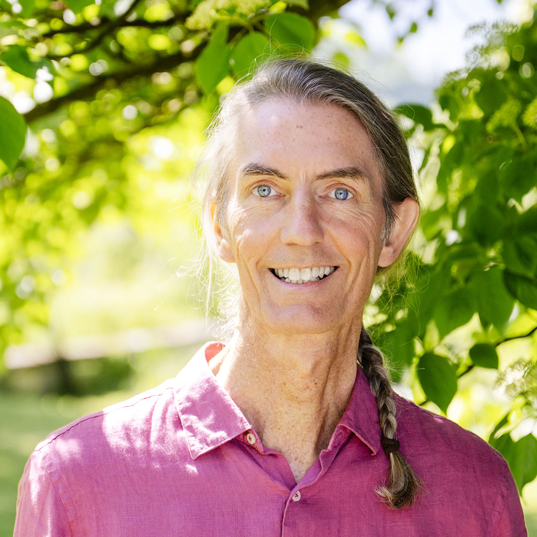 Lützelhuus Portrait Christoph Steinbach im Garten 16-05-2025 www.zeta-fotografie.ch